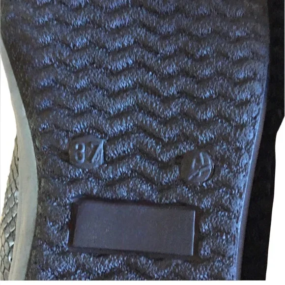 🆕 Adidas Superstar Gold Toe Sneaker 👟 - Picture 5 of 9